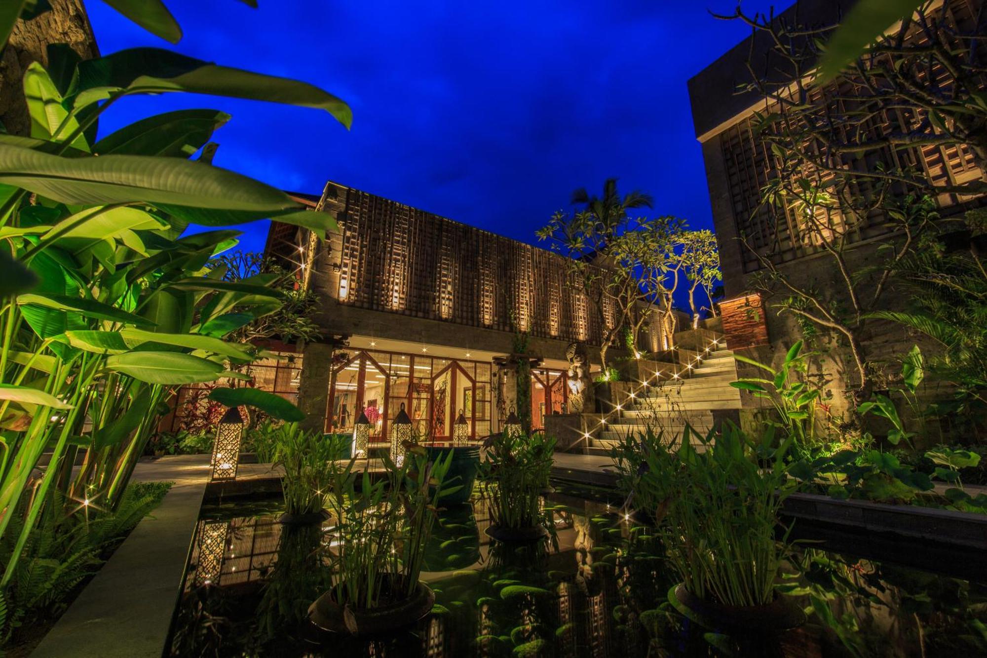 Tejaprana Bisma - Chse Certified Hotell Ubud Eksteriør bilde The hotel at night